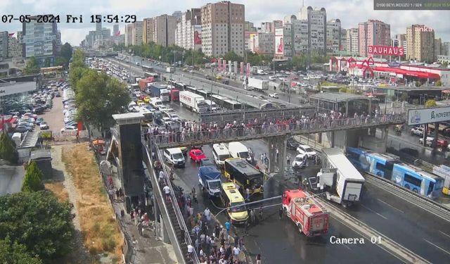 Beylikdüzü'nde TIR kazası ulaşımı aksattı