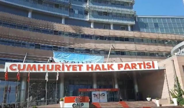 CHP Genel Merkezi'ne "Katliam Yasasını Reddediyoruz" yazılı pankart asıldı