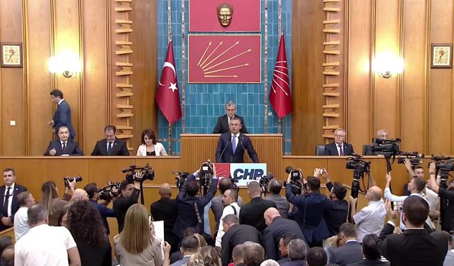 CHP TBMM grup toplantısı... Özgür Özel: "Devletten maaş alan birilerinin siyasetin küçük bir kısmının temsiline eğilmesini, el öpmesini asla kabul etmiyoruz, nokta"