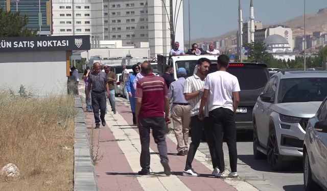 CHP’li Barış Yıldız, taban fiyat açıklayıp kayısı alımı yapmayan TMO'yu pikap üzerinde kayısı satarak protesto etti