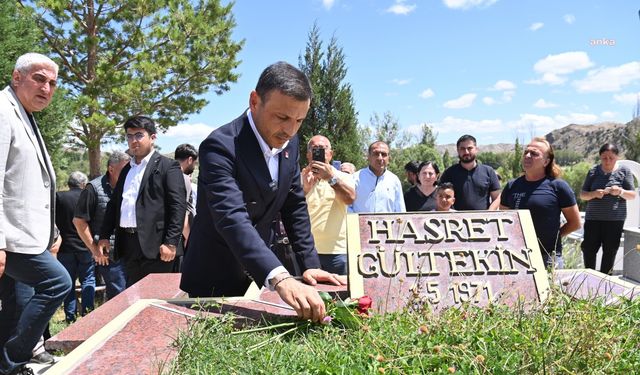 CHP’li Özgür Çelik, Hasret Gültekin ile Uğur Kurt’u mezarı başında andı