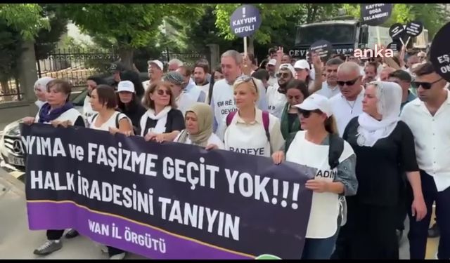 DEM Parti'nin kayyıma karşı 'İradeye Saygı Yürüyüşü'ne katılanlar Van'dan Hakkari'ye doğru yola çıktı