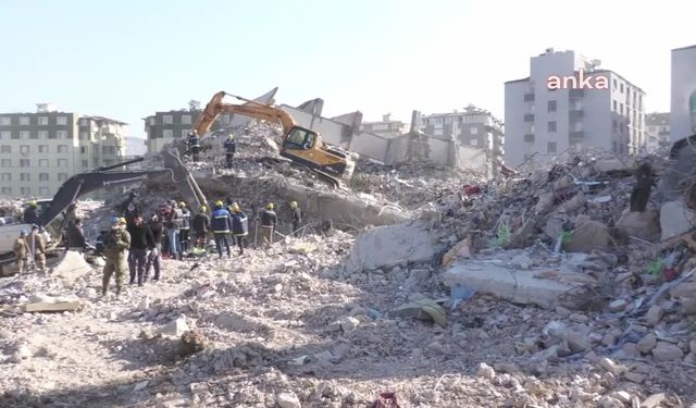 Depremde 219 kişiye mezar olan Atilla Eren Apartmanı’yla ilgili iddianame hazırlandı. Bilirkişi raporu: "Beton kalitesi olması gereken değerin yarısına eşit. Yapının beton dayanımı yetersiz"