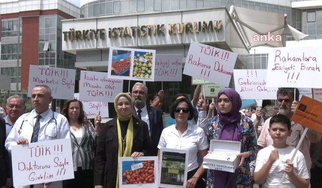 DEVA Partililerden TÜİK önünde çürük meyve-sebzeli eylem... Elif Esen: TÜİK artık Türkiye'nin gerçeklerini şeffaf bir şekilde vatandaşla paylaşsın