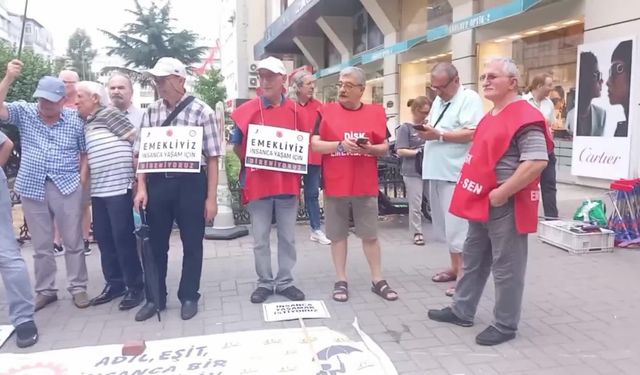 DİSK Emekli - Sen Samsun Şubesi, TÜİK'in açıkladığı enflasyon oranını tencere içerisinde taş kaynatarak protesto etti