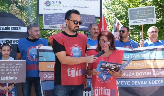 Eğitim-İş Eskişehir Şubesi'nden Öğretmenlik Mesleği Kanun Teklifi'ne karşı siyah çelenk 