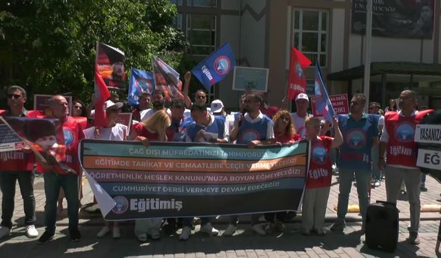 Eğitim-İş’ten İstanbul İl Milli Eğitim Müdürlüğü önünde Öğretmenlik Mesleği Kanun teklifine karşı siyah çelenkli protesto 