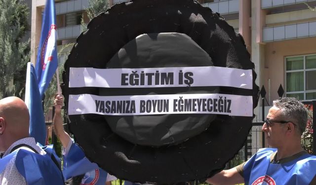 Eğitim-İş’ten MEB önünde siyah çelenkli protesto: Yasanıza boyun eğmeyeceğiz