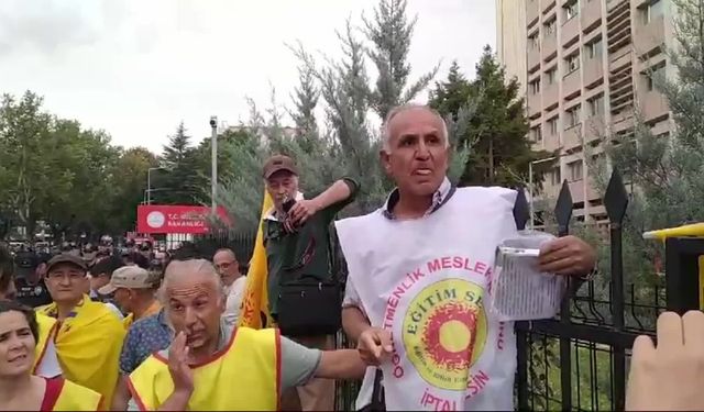 Eğitim-Sen'in MEB önündeki bekleyişi sürüyor... Genel Başkan Irmak: "Üç arkadaşımızın gözaltında olduğunu öğrendik. Buradayız, ayrılmıyoruz”