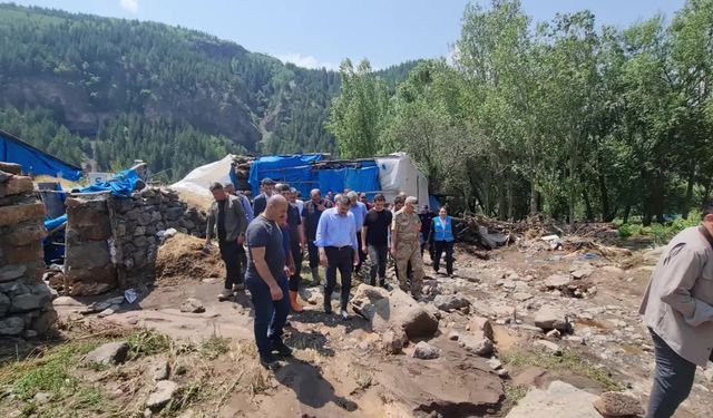 Erzurum Pasinler'de meydana gelen selde ev ve ahırlar yıkıldı, araçlar zarar gördü