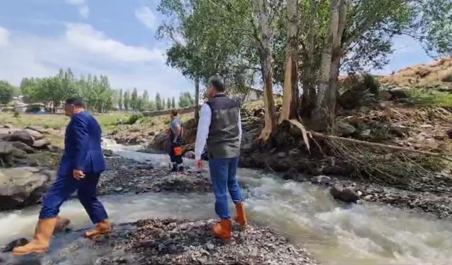 Erzurum Valisi Çiftçi, selden etkilen Tekman ilçesinde incelemelerde bulundu