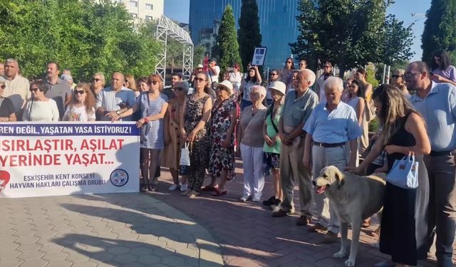 Eskişehir'de sokak hayvanlarına ilişkin kanun teklifine protesto: “Bilimsellikten uzak bu kanun teklifine asla onay vermiyoruz”