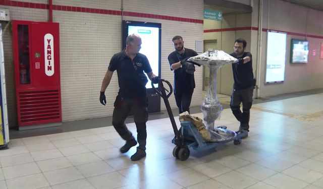 İzmir Büyükşehir Belediyesi’nden Üçyol Metro İstasyonu’nun yürüyen merdivenlerinde bakım çalışması 