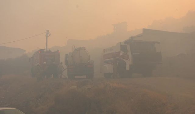 İzmir Dikili'de orman yangını devam ediyor... Bir site tahliye edildi, Çandarlı-Denizköy kara yolu trafiğe kapatıldı