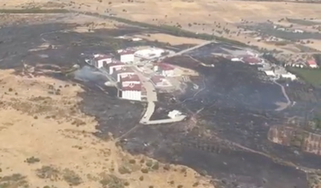 İzmir Foça'da ormanlık dışında çıkan yangın kontrol altına alındı