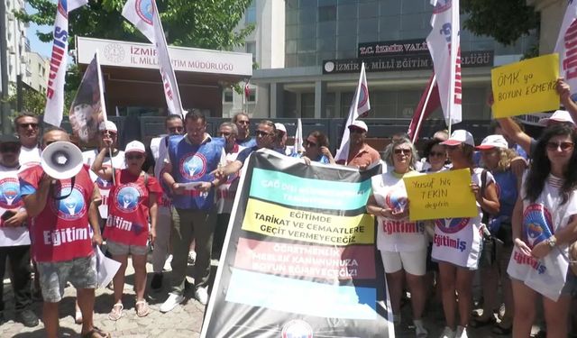 İzmir'de Öğretmenlik Mesleği Kanun Teklifi’ne karşı ‘siyah çelenkli’ protesto