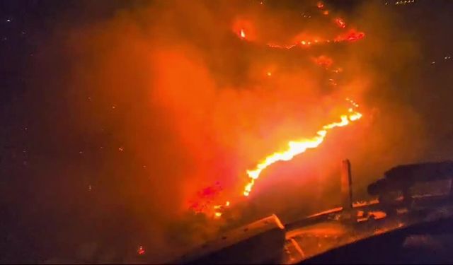 İzmir'in Urla ilçesindeki yangına gece görüşlü helikopterlerle müdahale sürüyor