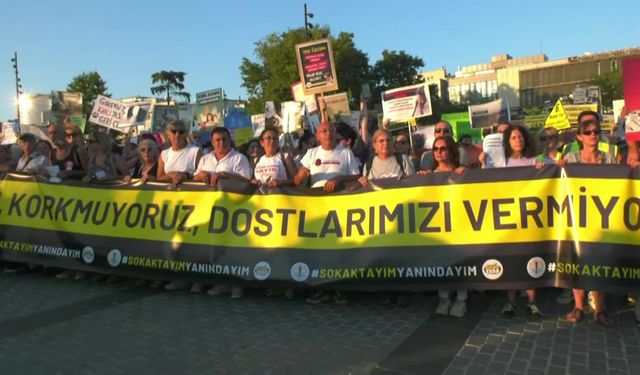 Katliam yasasını köpek maskeleriyle protesto ettiler