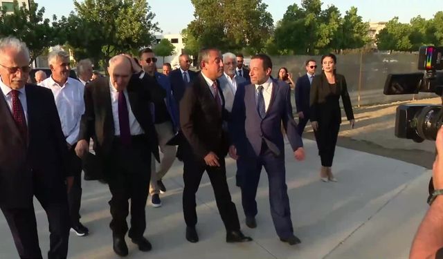 Özgür Özel, KKTC’de Rauf Denktaş’ın kabrini ziyaret etti... “Gösterdiğiniz özveri ve liderlik, Kıbrıs Türkleri’nin özgürlük ve bağımsızlık mücadelesinde bir dönüm noktasıdır”