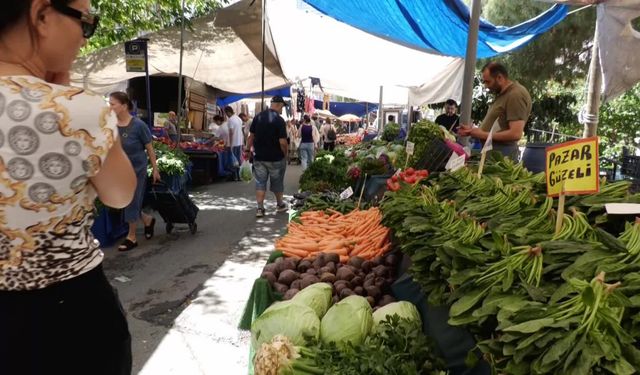 Pazarlarda mevsim sebze ve meyve fiyatlarının yüksekliğinden yakınan yurttaşlar: Artık patates soğanı taneyle alıyoruz