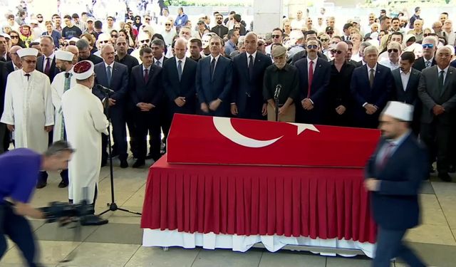 Sanatçı Kenan Işık Ankara’da son yolculuğuna uğurlandı