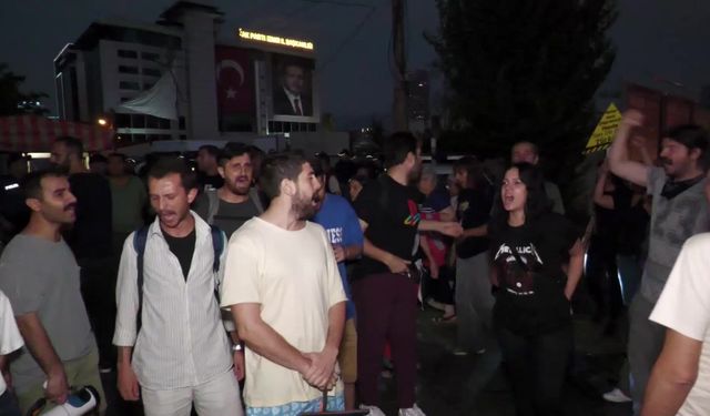 Sokak hayvanlarıyla ilgili yasa teklifi, İzmir'de AK Parti İl Başkanlığı önünde protesto edildi