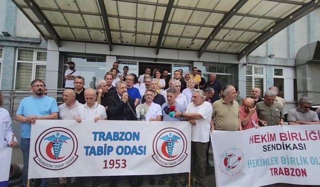 Trabzon'da sağlık çalışanlarına şiddet protesto edildi