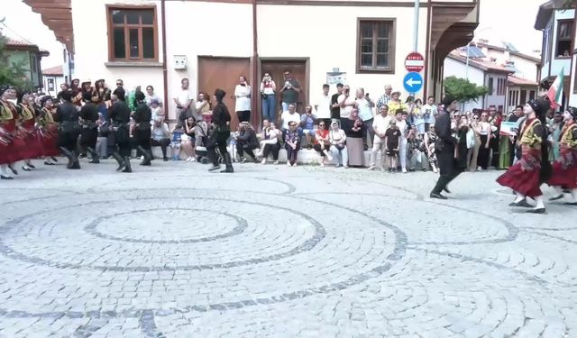 Uluslararası Nasreddin Hoca Şenlikleri; Temsili Hoca'nın sokak gezileri ve çeşitli etkinliklerle sürüyor