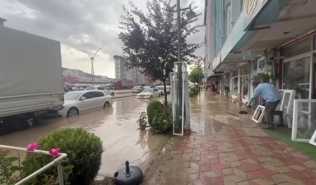 Yozgat Belediye Başkanı Arslan, yoğun yağış sonrası mağdur olan esnafın sorunlarını dinledi