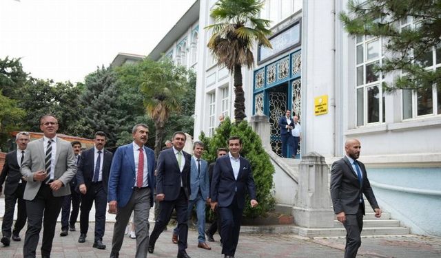 Bakan Tekin'den İstanbul'da tarihi okullarda inceleme