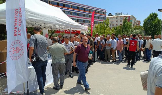 Bingöl’de Cuma namazı çıkışında aşure dağıtıldı