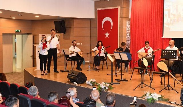 İzmir Çiğli'de bağlama kursiyerlerinden eşsiz konser