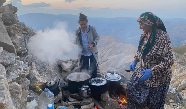 Sason’lu  Ermeniler Mereto zirvesinde mum yakıp dua etti