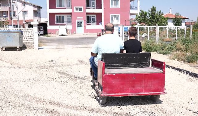 Afyonkarahisar Belediyesi,  engelli baba oğulun evinin yolunu asfaltladı