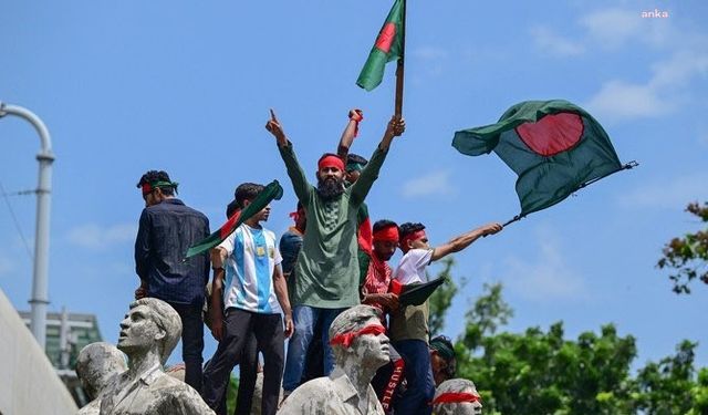 Bangladeş’te parlamento feshedildi... Ordu yetkilileriyle görüşen öğrenciler, askeri bir yönetimi kabul etmeyeceklerini vurguladı 