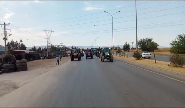 Bir çiftçi eylemi de Kahramanmaraş'ta: Çiftçiler traktör konvoyu eşliğinde yolu kapattı