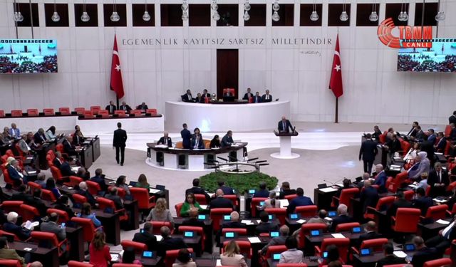 Can Atalay için olağanüstü toplanan TBMM Genel Kurulu'nda kavga: AKP'li Özalan, TİP'li Ahmet Şık'a saldırdı, DEM Partili Koçyiğit başından yaralandı