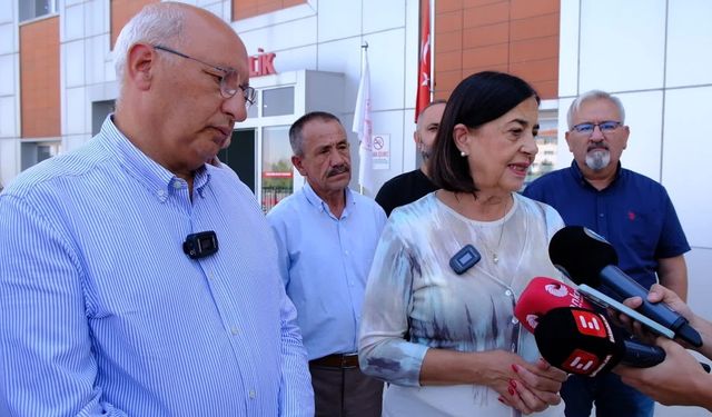 CHP’li Çakırözer ve Süllü, çay bahçesinde bıçaklı saldırıya uğrayan yaralıları ziyaret etti