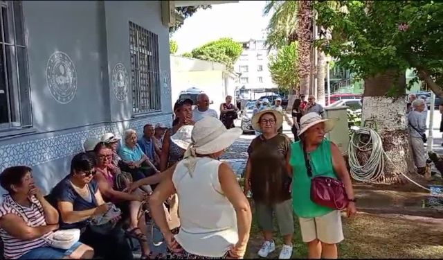 Dikili’de halk, arıtma tesisine dört aydır onay vermeyen Çevre, Şehircilik ve İklim Değişikliği Bakanlığı'nı  protesto etti