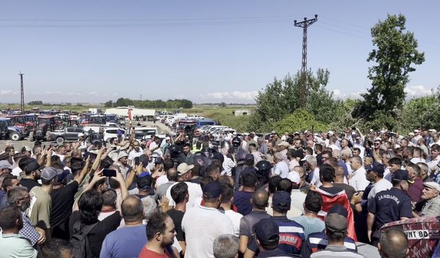 Domates üreticileri eylemde... Jandarma ve çevik kuvvet ekiplerinin engellemeye çalıştığı üreticiler "hükümet istifa" sloganları atıyor