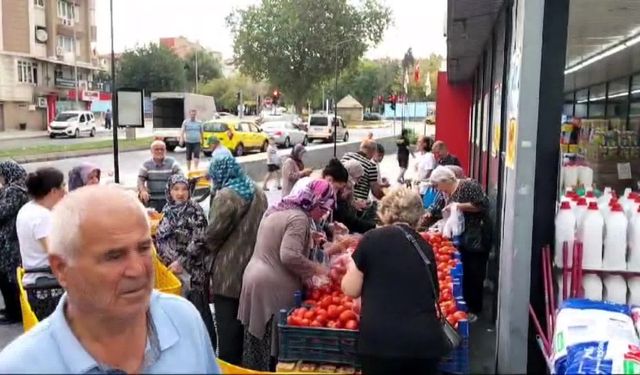 Edirne’de vatandaşlar ucuz domatese akın etti 