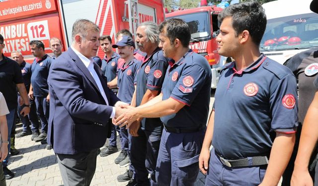 İBB ekipleri İzmir'deki yangın söndürme çalışmalarına  destek verdi: Yangın sahasında sabahladılar, alevlerin arasından can kurtardılar