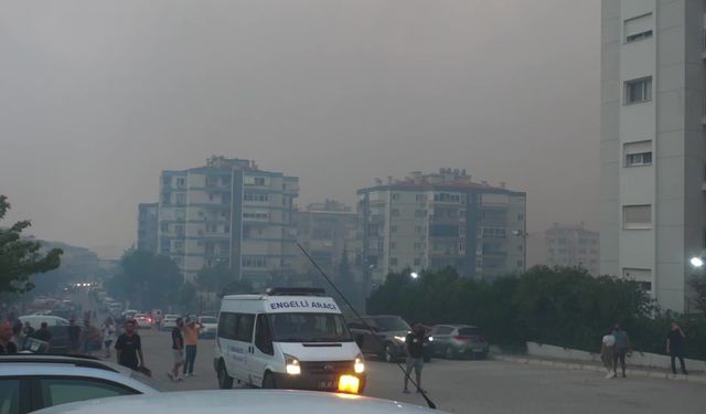 İzmir'in Karşıyaka ilçesindeki orman yangını Zübeyde Hanım Mahallesi’nde yerleşim yerlerine ulaştı