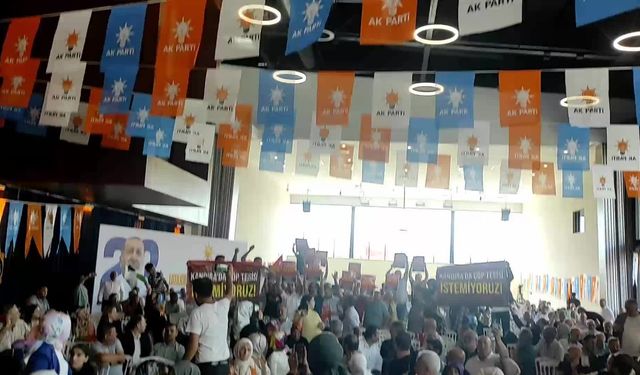 Kandıralılar, atık tesisi projesini Bakan Murat Kurum'un katıldığı AKP toplantısında protesto etti