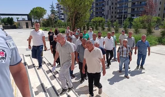 Kızılyer Mahallesi sakinleri, köylerine tavuk yetiştirme çiftliği yapılmasına karşı topladıkları imzaları Çevre Şehircilik İl Müdürlüğü'ne teslim etti