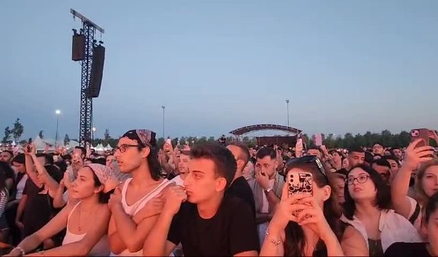 Konserde yasaya tepki; Sokak hayvanları için "Sen Ağlama" dedi 