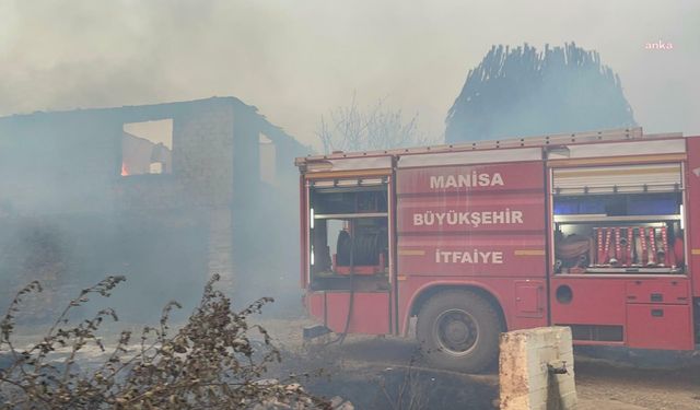 Manisa'nın Gördes ilçesinde çıkan orman yangını devam ediyor