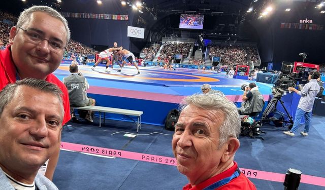 Özgür Özel, Paris Olimpiyatları'nda güreşte Taha Akgül'ün eleme maçını Mansur Yavaş ve Mesut Özarslan'la birlikte izledi