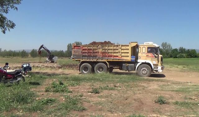 Tarım yaptıkları hazine arazisine deprem evleri yapılmasına tepki gösteren vatandaşlar: "Bu çocuklar ne yiyecek?"