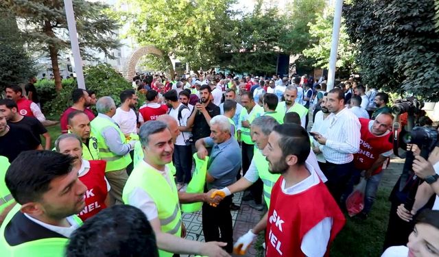 Van Büyükşehir Belediyesi Eş Başkanları, "Duyarlı Toplum, Temiz Van" sloganıyla başlattıkları temizlik seferberliğine katıldı